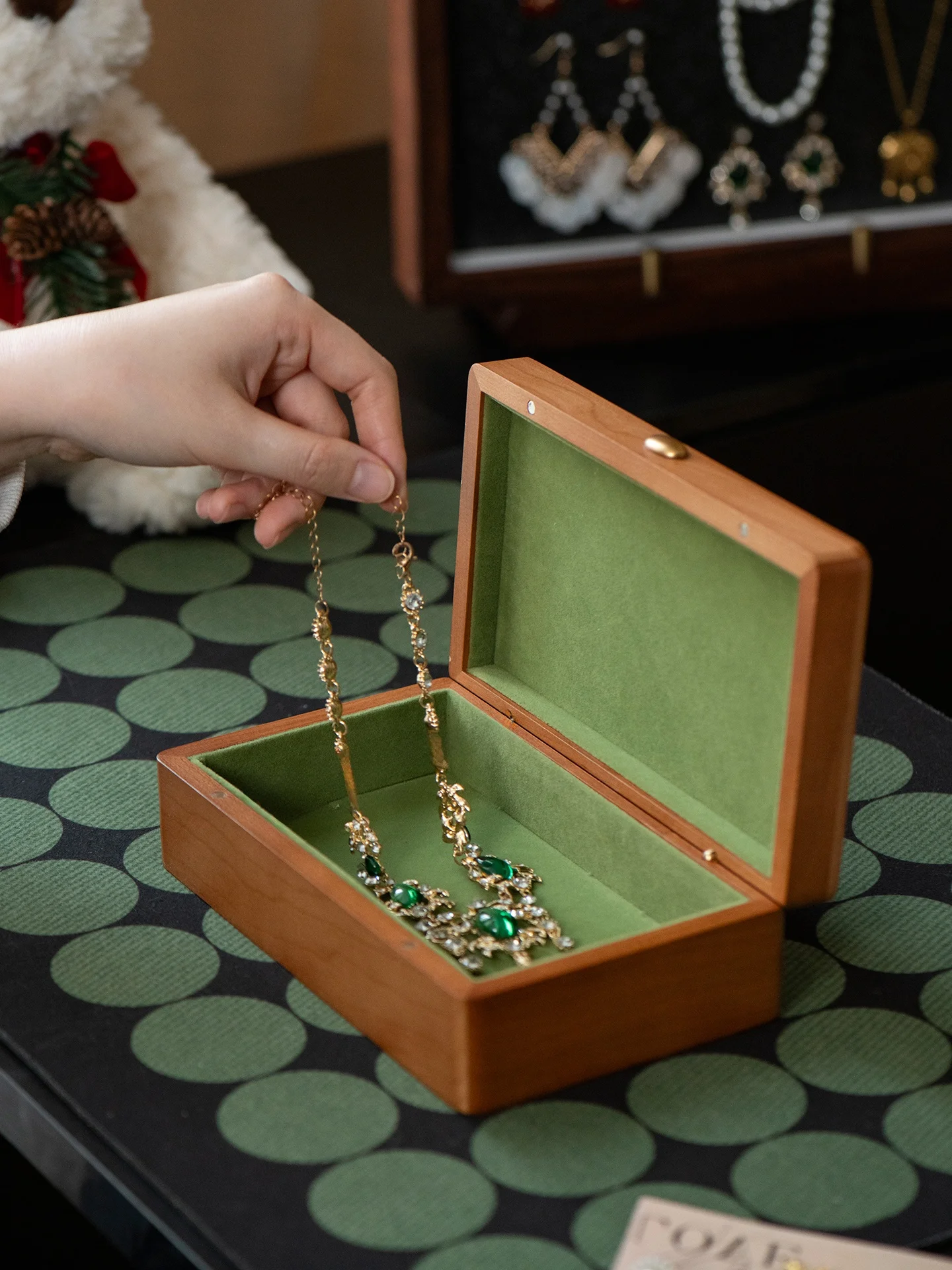 

Изысканная деревянная шкатулка для хранения ювелирных украшений (колье, браслетов) для влюбленных, высококачественная ручная работа, прямоугольная, с бархатным покрытием, на заказ