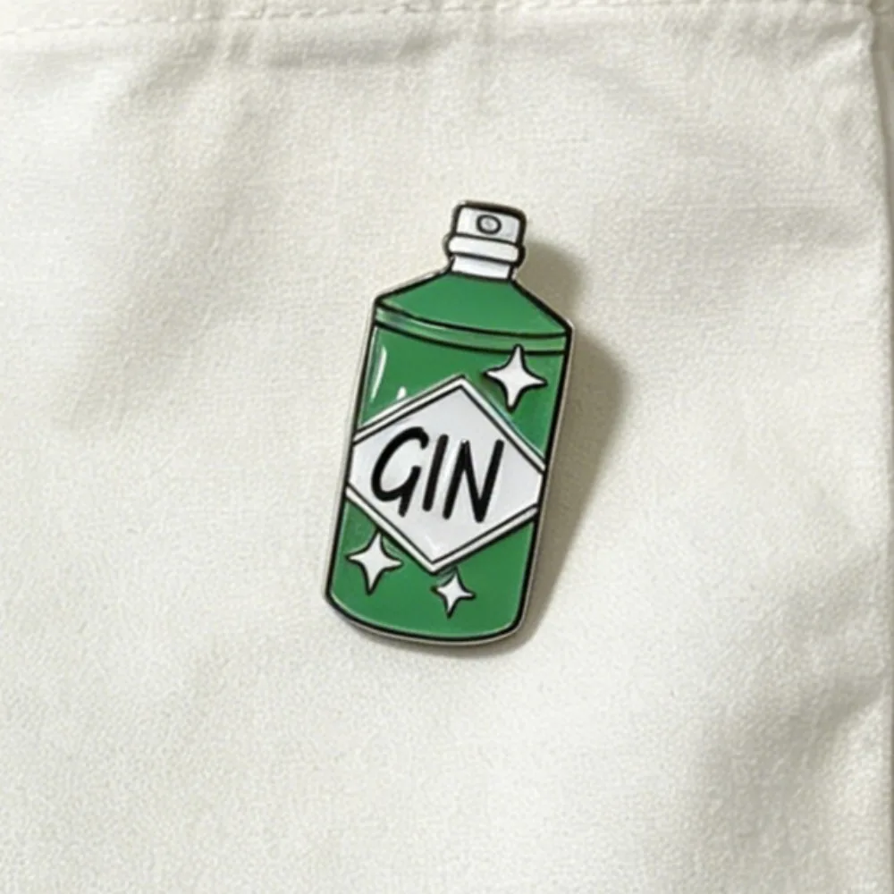 Lustiges Gin & Tonic Emaille-Abzeichen-Set, Paar Alkoholflaschen-Kunststücke, Ästhetisches Accessoire für Taschen & Kleidung – Detail 2