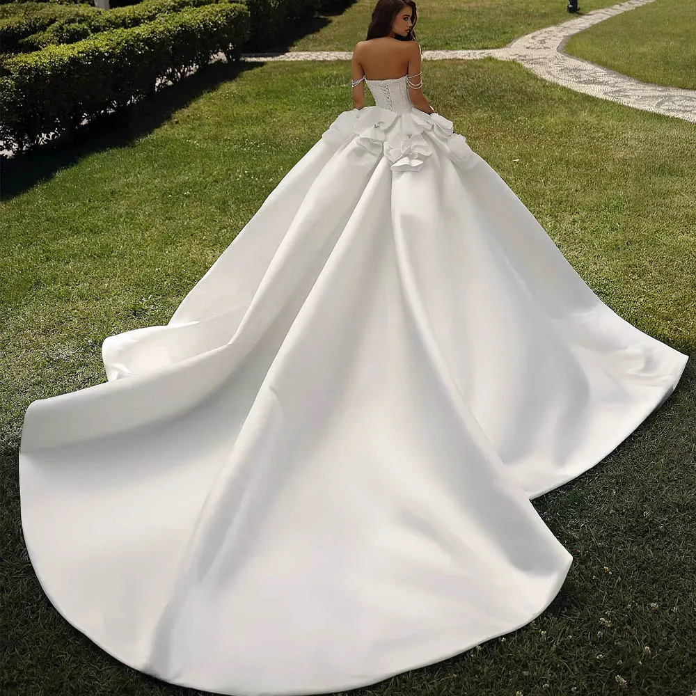 カスタマイズされたサイドスリットオフショルダーウェディングドレス女性のための花嫁サテンフラワークリスタルレースアップバックビーズブライダルガウン