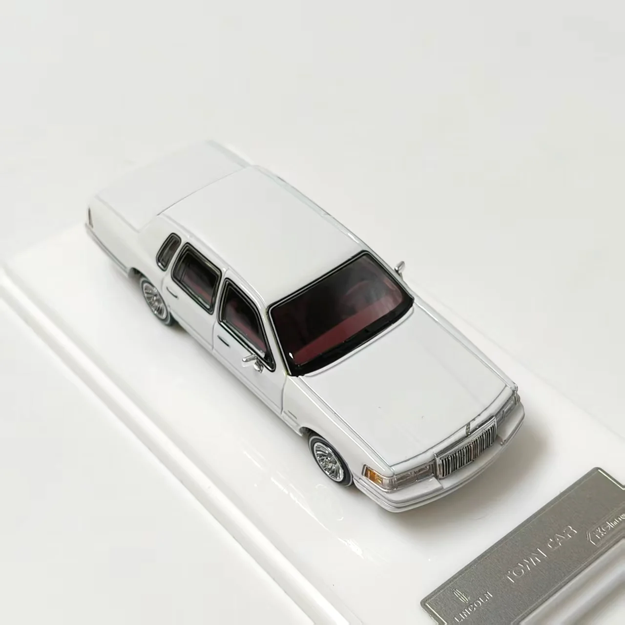 MK 1:64 1997 Town Car 2025 نموذج سيارة محاكاة إصدار محدود