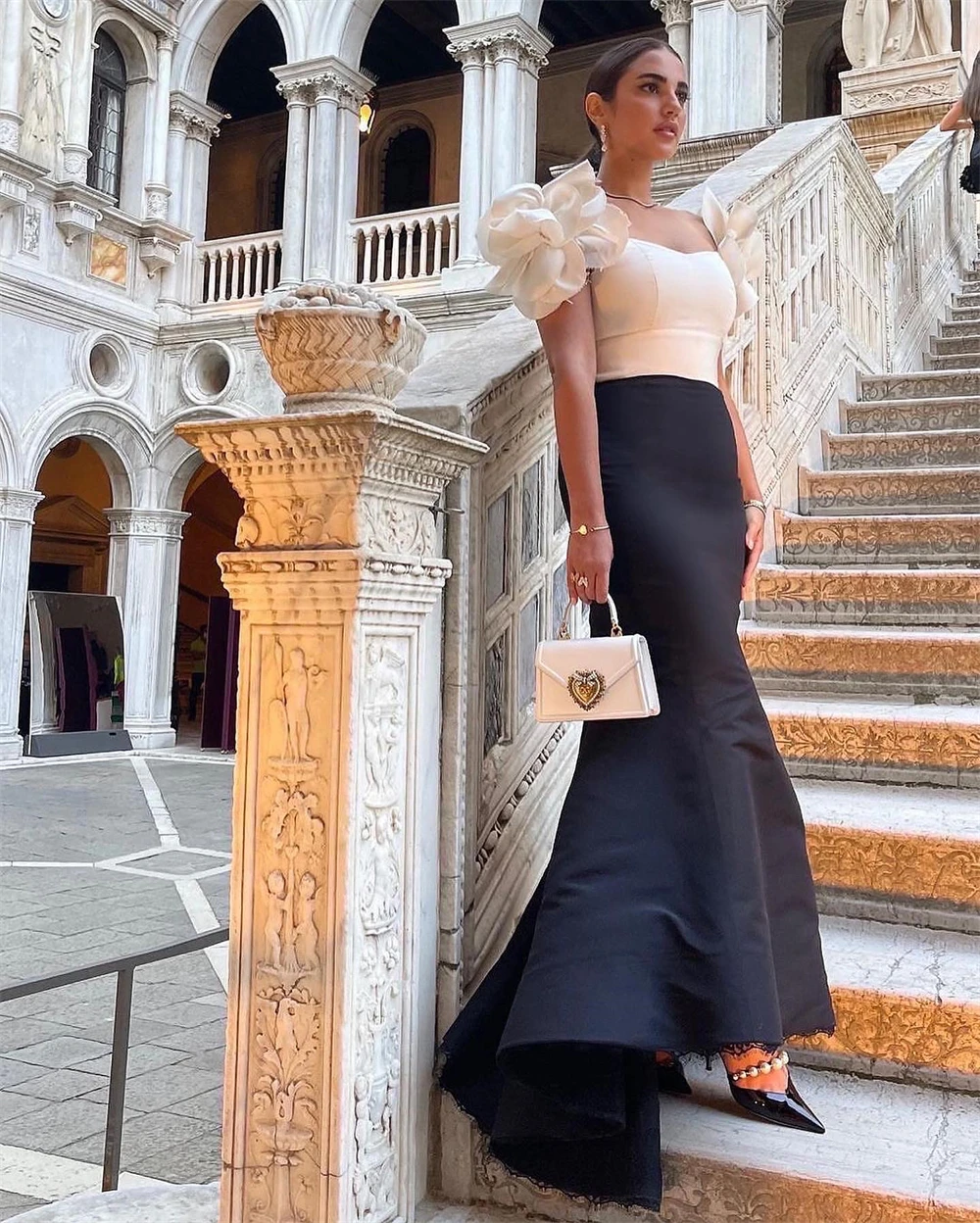 Vestidos de Cóctel de satén drapeados con flores de fiesta de celebridades, vestidos de vaina cuadrada de moda, vestidos de gala