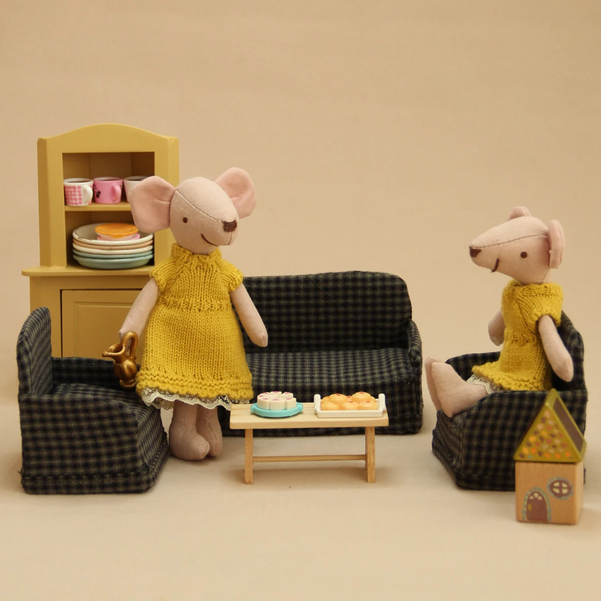 H-13Cm/15Cm 노란색 스웨터 스커트가 있는 변경 가능한 마우스가 있는 놀이 집 장난감