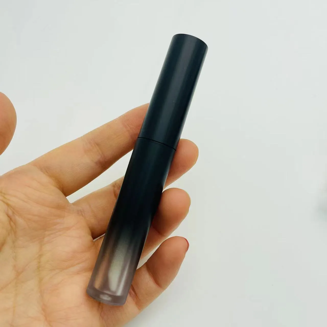 Cerca de 4ml matte black mascara tubos gradiente vazio lábio gloss recipiente delineador garrafa cosméticos embalagem