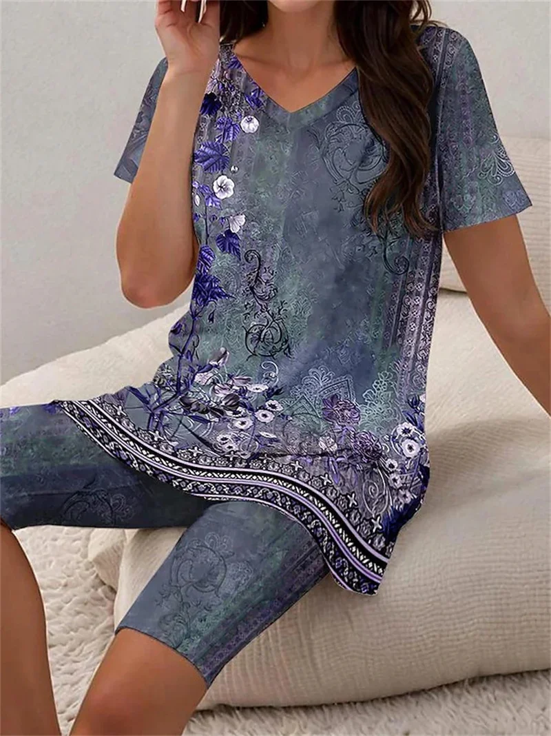 Camiseta de manga corta con cuello en V para mujer, conjunto de dos piezas con estampado elegante, pantalones largos de cinco cuartos, trajes casuales cómodos coreanos para verano