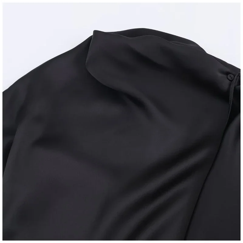 فستان جديد لعام 2025 عالي الجودة بياقة ثنيات وأكمام قصيرة أنيق للحفلات فستان نسائي غير متماثل من الساتان الأسود