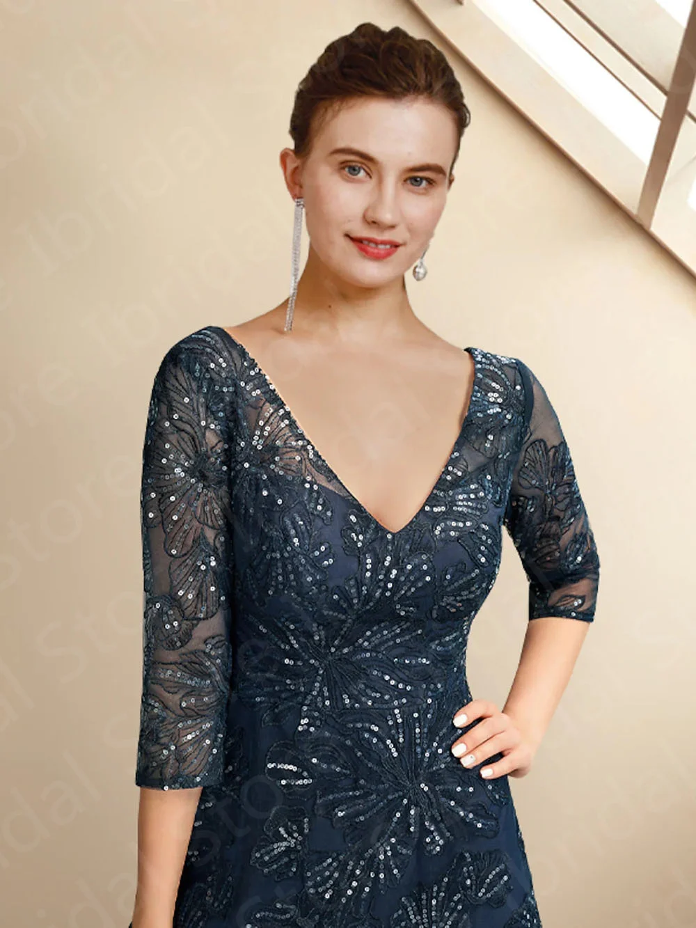 Affascinante 2023 blu Navy scuro madre della sposa abiti in pizzo scollo a V 3/4 maniche con paillettes festa di nozze indietro