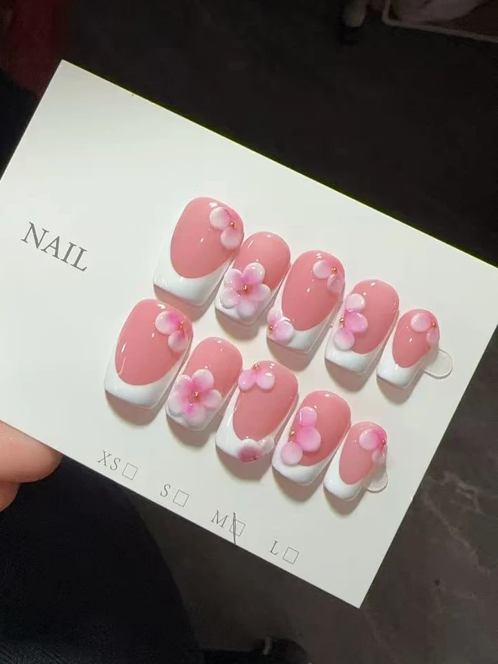 10 piezas/juego de uñas cortas de forma cuadrada en degradado rosa y blanco, hechas a mano, con flores rosas tridimensionales para un aspecto llamativo y llamativo a la vista, dulces y delicadas, que permiten crear fácilmente un arte de uñas de estilo de hada, añadiendo una atmósfera romántica a las puntas de los dedos; Elaborado con cuidado, que muestra individualidad y modernidad. Adecuado para fiestas, bailes y uso diario, es el regalo preferido para mujeres y niñas.