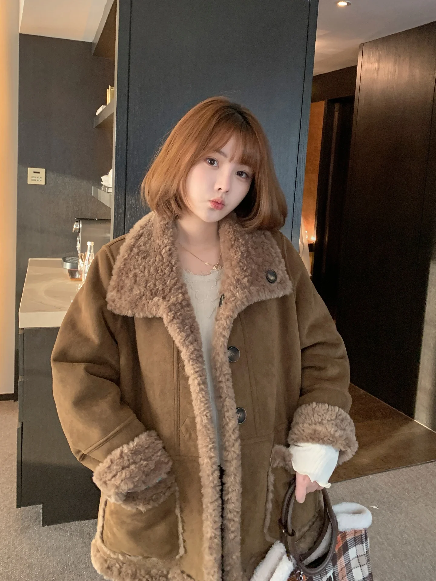 

Женская двусторонняя замшевая куртка Maixi больших размеров, повседневная свободная зимняя верхняя одежда для женщин с фигурой «песочные часы» и «груша»