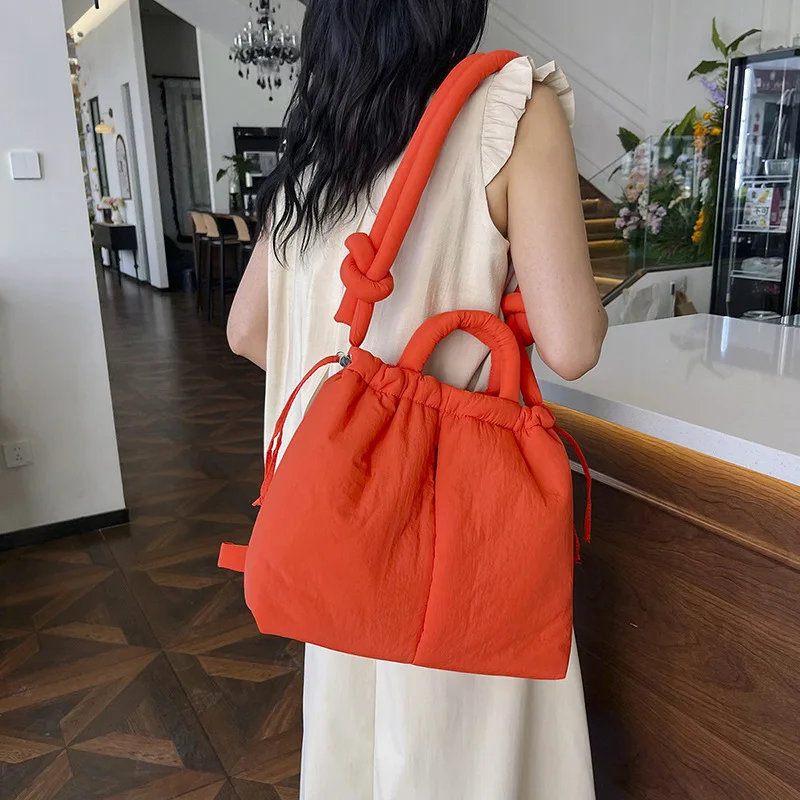 Bolso de mano acolchado de nailon para mujer, bolsa informal de gran capacidad, de diseñador, con correa anudada, cruzado, cálido, 2024