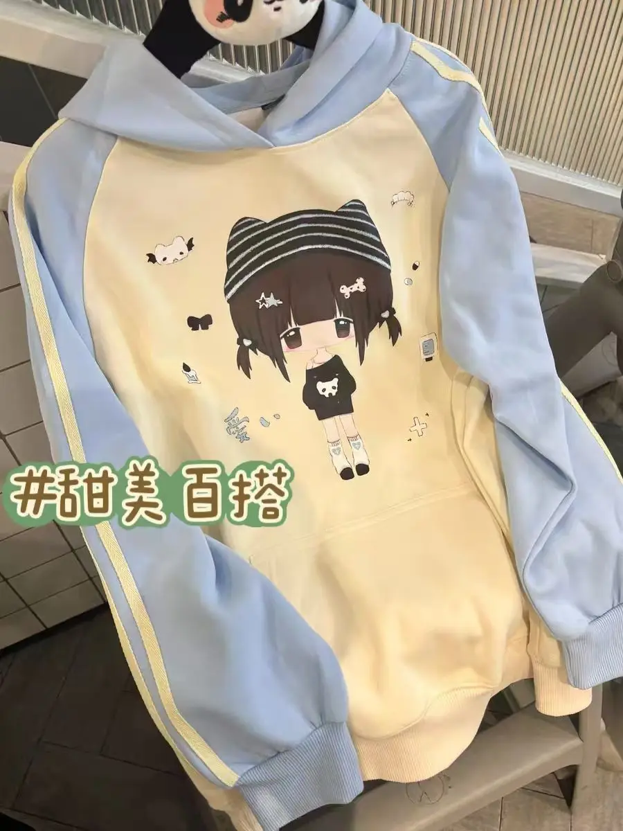 هوديي ياباني عصري Y2K 2000s Kawaii Cartoon Girl مطبوع: أكمام راجلان متباينة باللونين الوردي والأسود، فتاة طلابية متعددة الاستخدامات