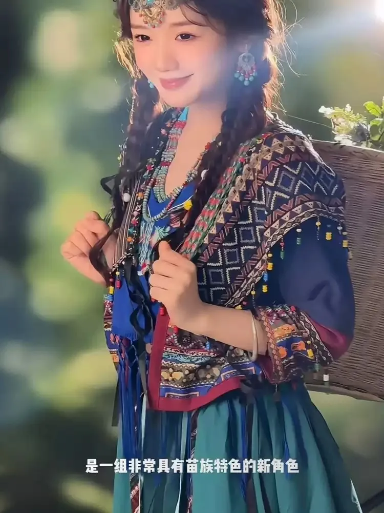 Duizend huishoudens van etnische meisjeskostuums, exotische stijl en prestaties