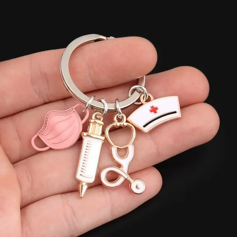 Nouveau porte-clés médical : seringue, stéthoscope, casquette d'infirmière
