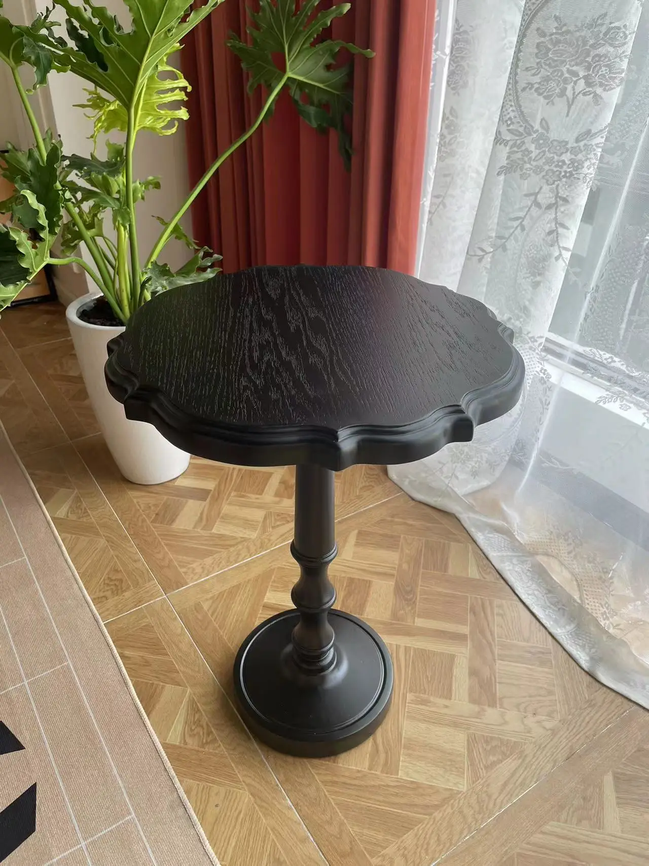 

Круглый маленький журнальный столик из массива дерева, угловой столик в стиле ретро для маленькой квартиры, повседневный средневековый кружевной французский диван