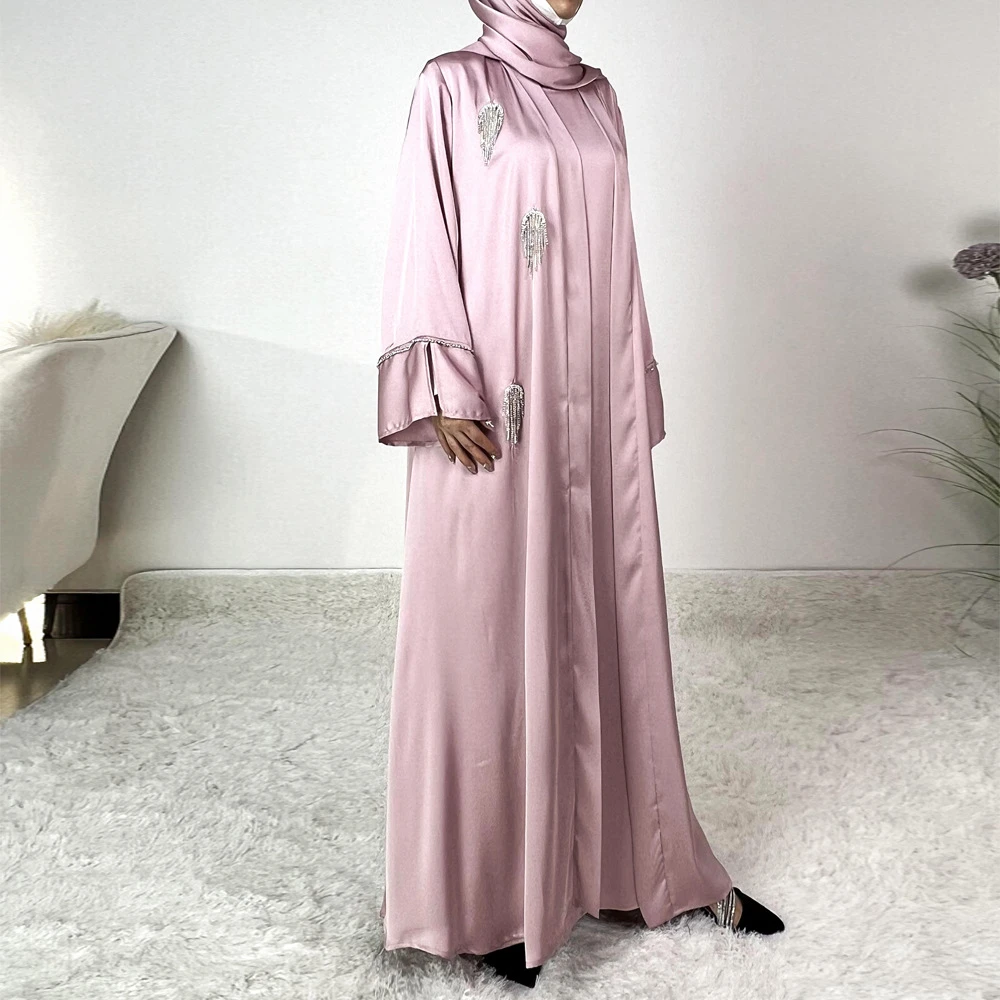 Arabische Roben für muslimische Frauen aus dem Nahen Osten werden gut verkauft. Dreidimensionale, perlenbesetzte, modische, lockere, lange Kleider