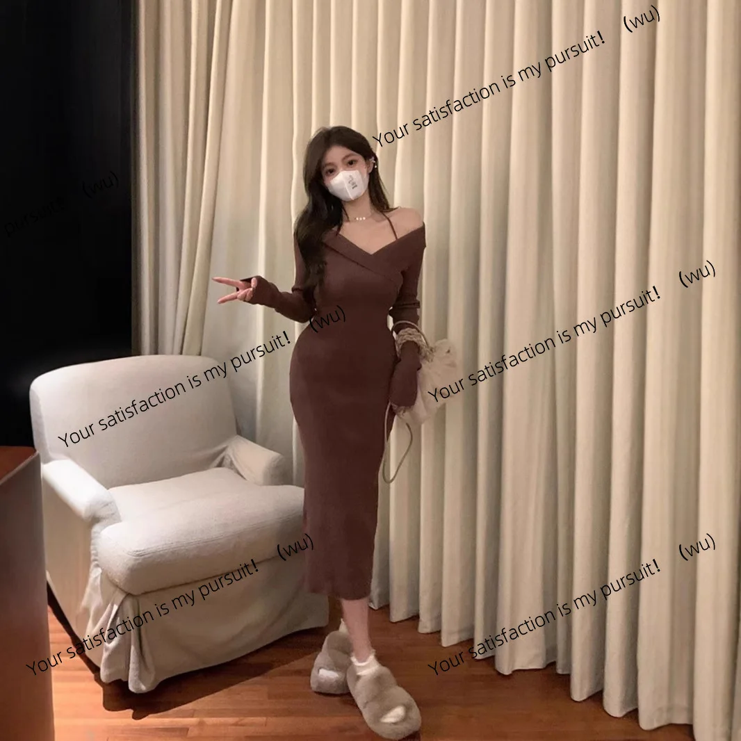 เดรสไหมพรมคอเซ็กซี่สำหรับผู้หญิง สไตล์เกาหลี ฤดูใบไม้ผลิและฤดูใบไม้ร่วง ทรงเข้ารูป แขนยาว กระโปรงยาวทรงเข้ารูป