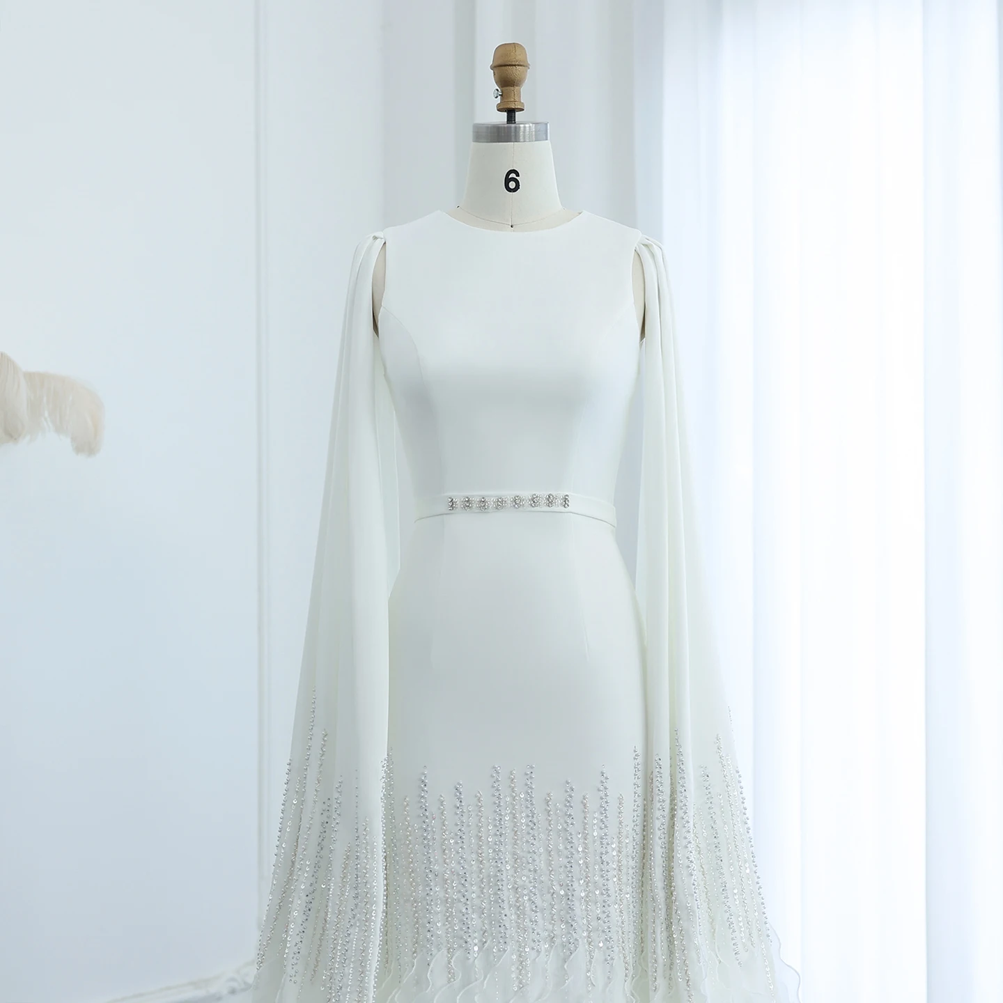 Sharon Said Luxuriöse Meerjungfrauen-Abendkleider in Nude mit Cape-Ärmeln und gestuften Rüschen für arabische Hochzeitsfeiern SS440 Maßanfertigung – Detail 18
