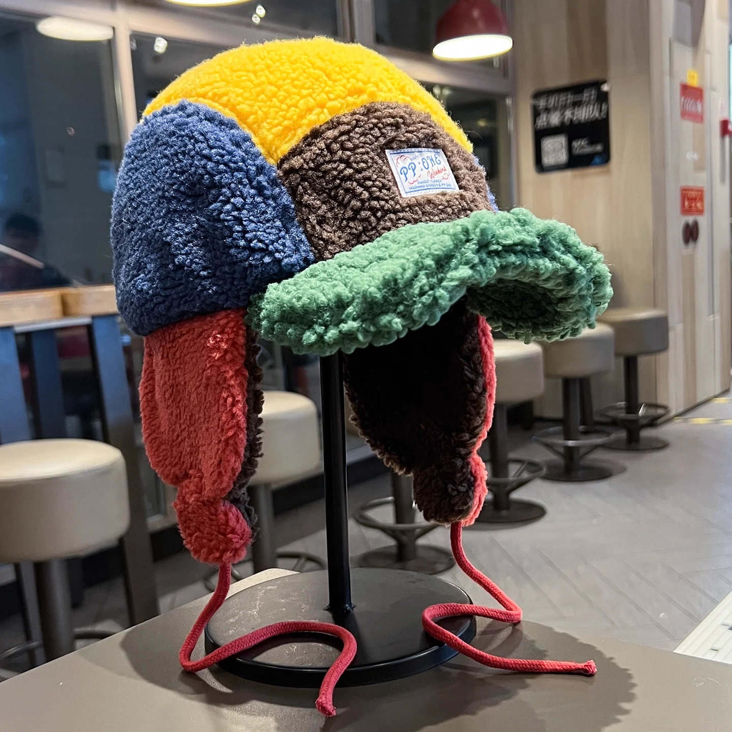 Koreańska urocza czapka z wełny jagnięcej z ochroną uszu, typu bomberka, dla mężczyzn i kobiet, jesienno-zimowa, patchworkowa, ocieplana czapka pilotka dla rodziców i dzieci.