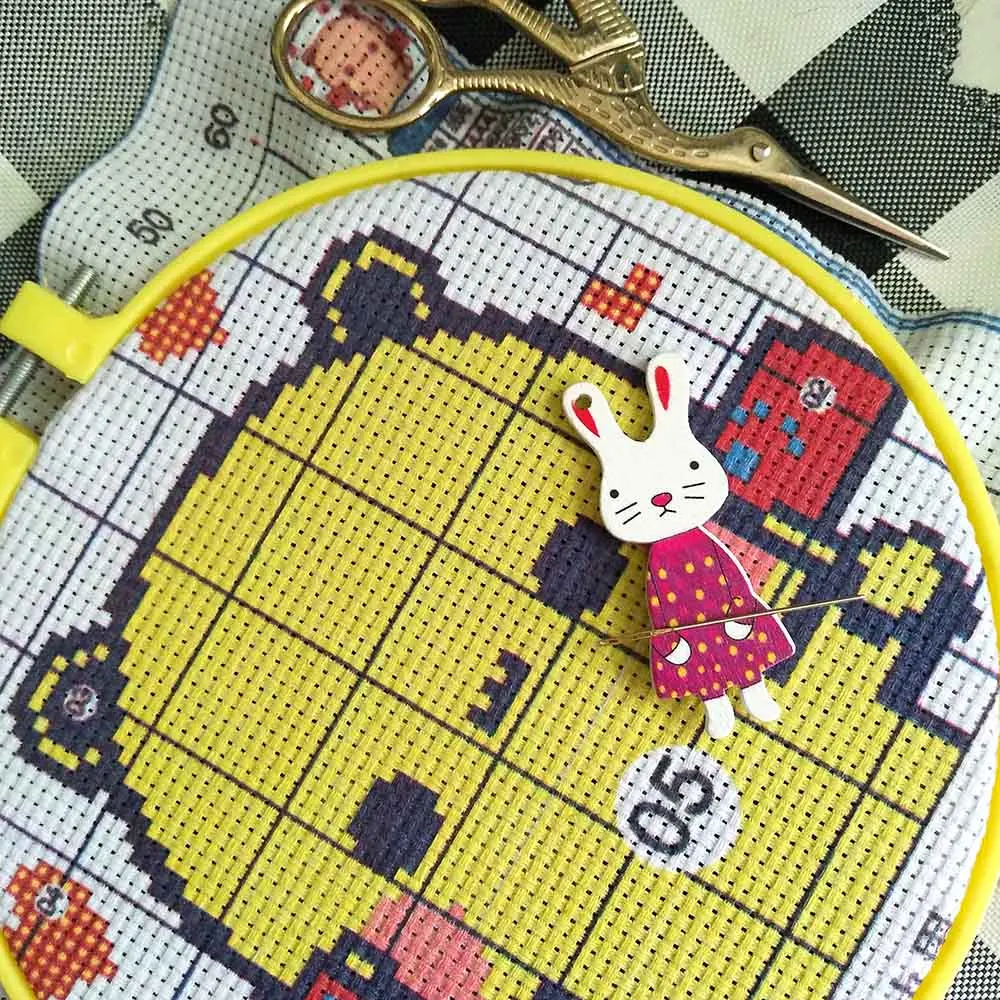 Needle Minder Magnetic Wood Needle Holder for Embroidery Needlework, Cute Rabbit Needle Nanny Sewing Magnet for cross stitch