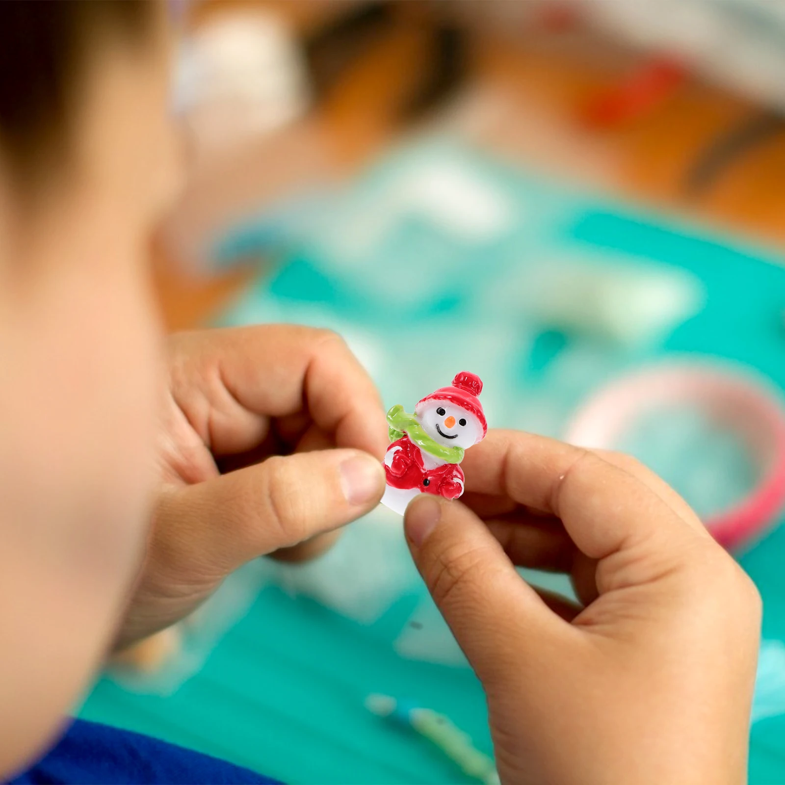 

10pcs Christmas Snowman Figurines Mini Resin Decorative Statues For Holiday Home Garden Tabletop Decoration Xmas Party Supplies