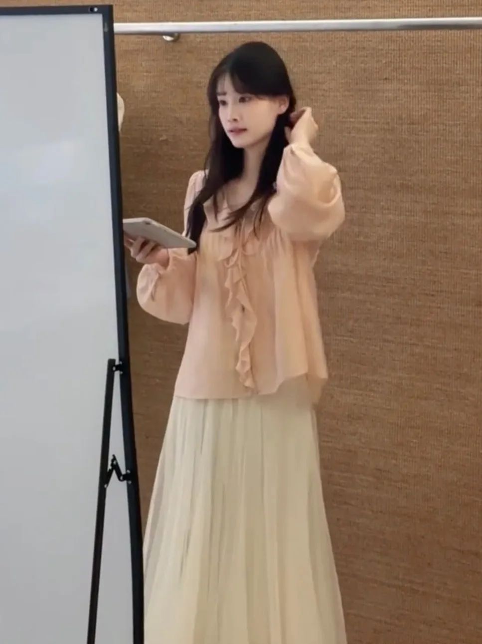 

Женская блузка во французском стиле с V-образным вырезом, плиссированными рукавами-фонариками, весенний дизайн, длинный рукав, дышащий полиэстер