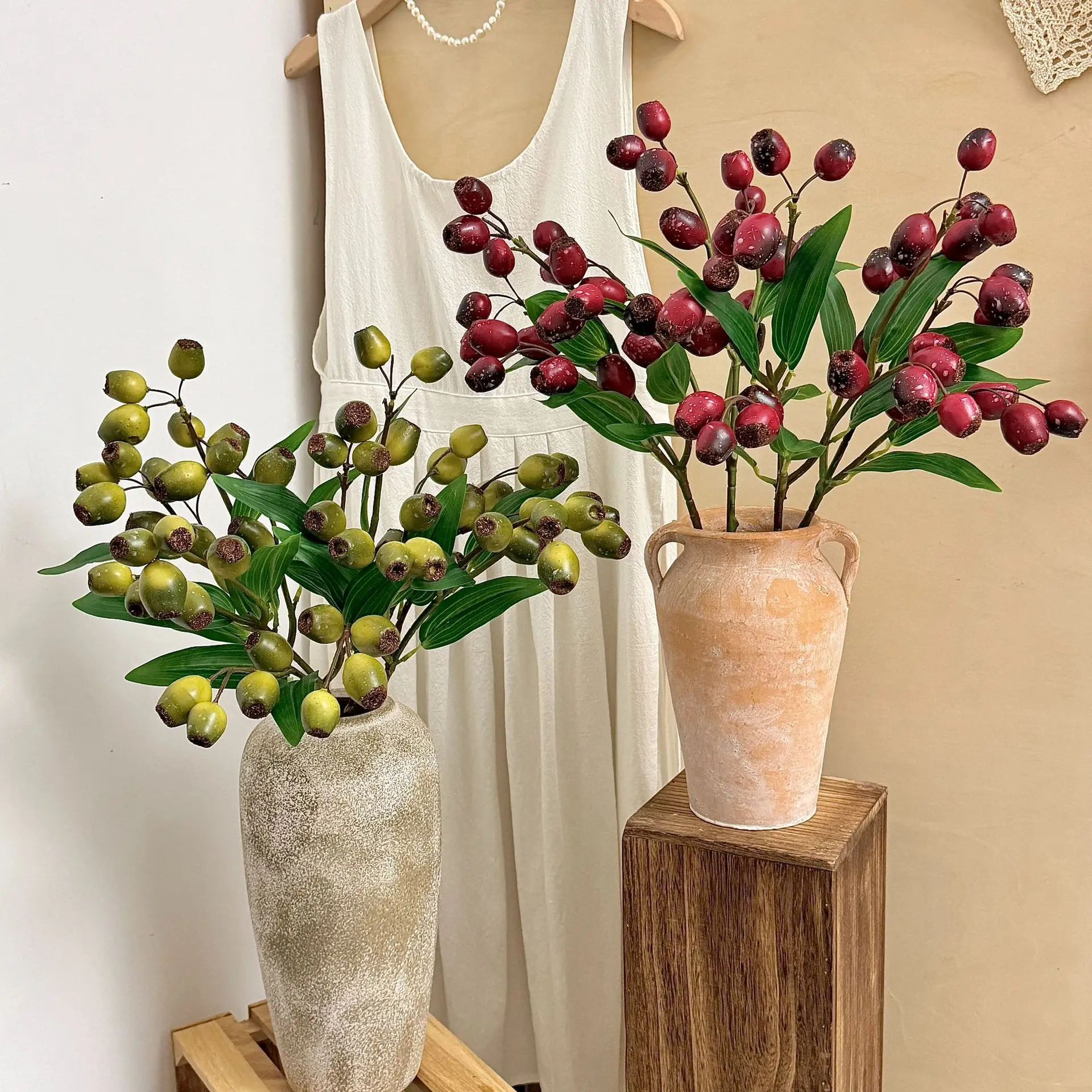 

Bendable Cuttable Washable Wabi Sabi Artificial Eucalyptus Pods, Fake Dried Fruit Branch for Hotel B&B Scene Shooting Decor