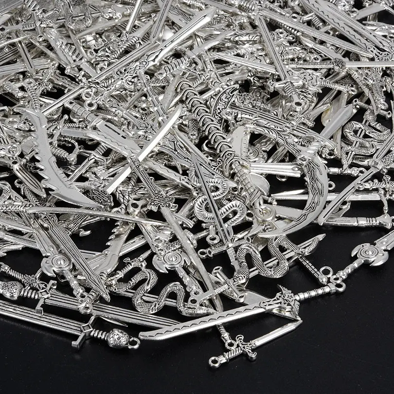 10/20/30 Uds mezcla aleatoria de abalorios de espada de Color plateado para fabricación de joyería a granel Metal Punk arma colgantes accesorios dijes