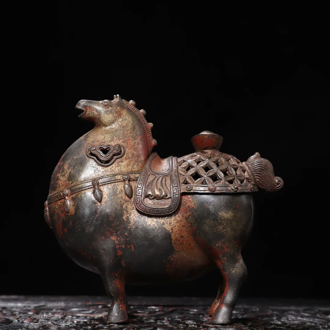 Intage collectible, decorative ornament, bronze, Tang Dynasty horse statue. Dimensions: 17 cm long, 7 cm wide, 16 cm high