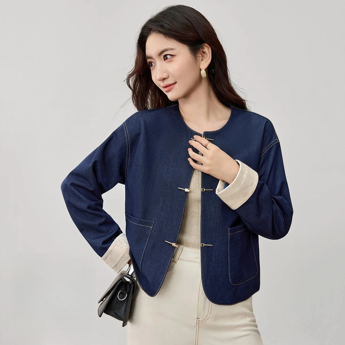 

SENTUBILA женская атласная куртка в китайском стиле, осень 2022, пальто контрастного цвета с металлической пряжкой, элегантная повседневная верхняя одежда, топ 153WB8809