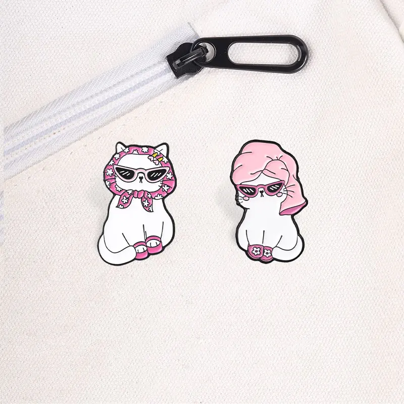 Modisches Katzen-Sonnenbrillen-Halstuch-Emaille-Abzeichen-Set, Coole Haustier-Style-Pin, Rosa Blumen-Handtuch, Metallbrosche, Revers-Accessoire, Geschenk – Detail 4