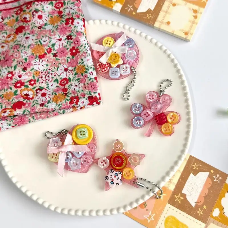 Trendiger rosa Glitzer-Harz-Schlüsselanhänger mit bunten Knöpfen, Schleife, Herz, Stern, Kleeblatt-Anhänger, modischer Taschenanhänger für Teenager-Mädchen – Detail 2