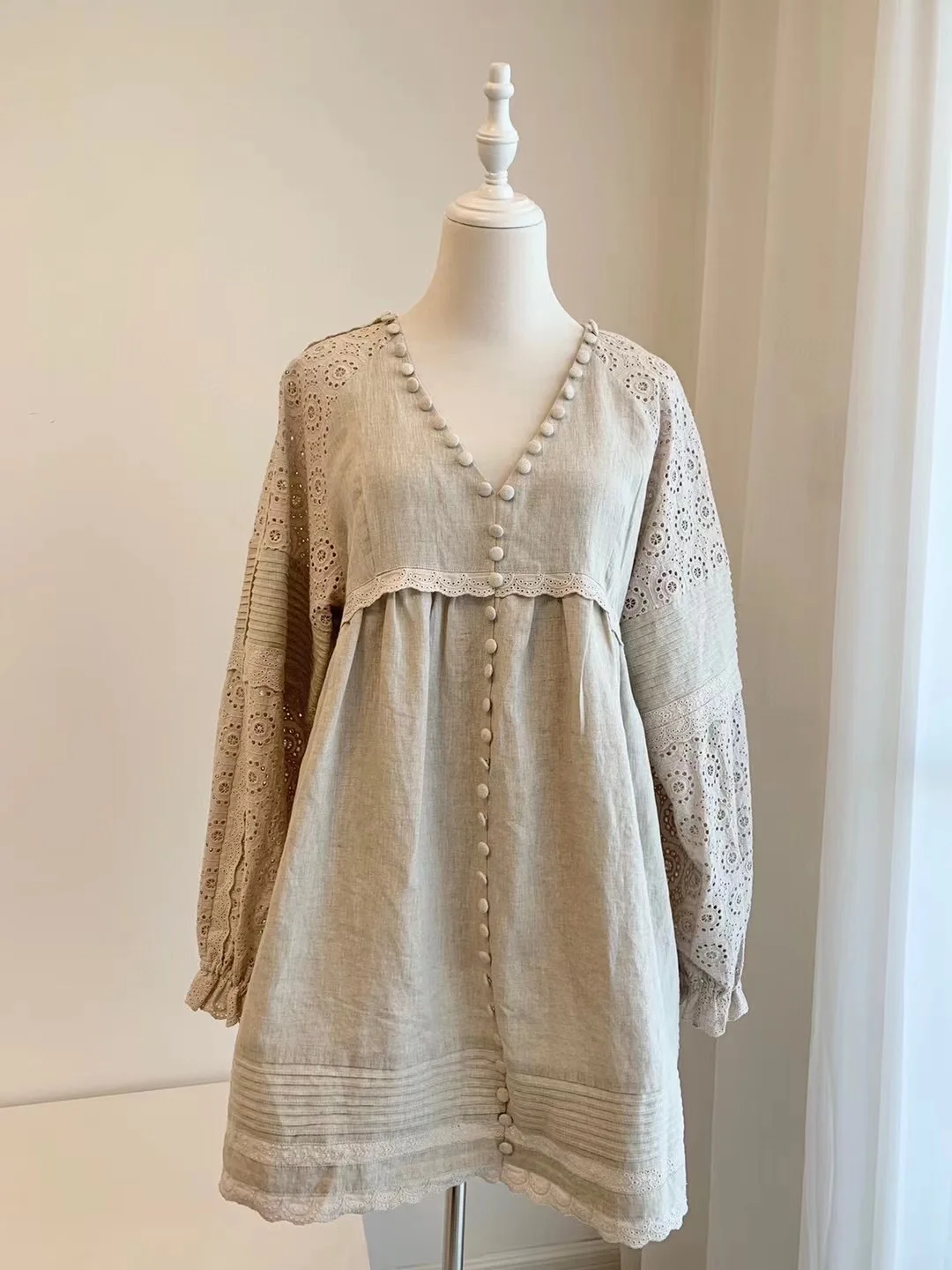 Vestido corto de manga larga para mujer, bordado, ahuecado, cuello en V, botones, pliegues, corte ondulado, dobladillo