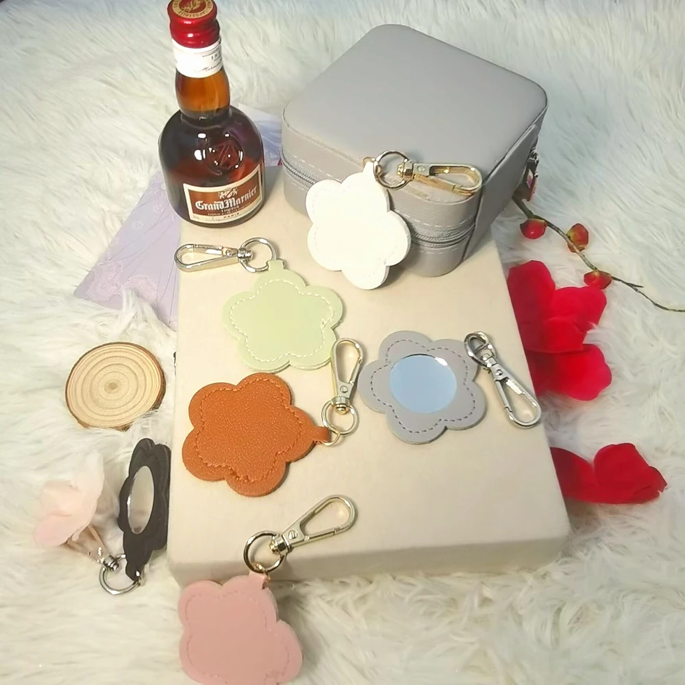 

Mini Leather Personalized Keychain For Couples Portable Women Packet Makeup Mirror Keyring Cute Small Accessory Car Keyring Gift