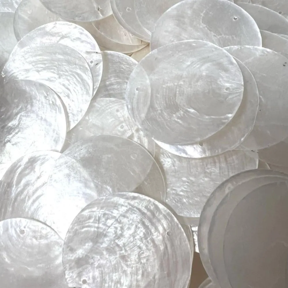 100Pcs Natural Capiz Shell Slices Polished Round Discs 2 Holes White Beads for DIY Jewelry Making Crafts Wind Chime Decor