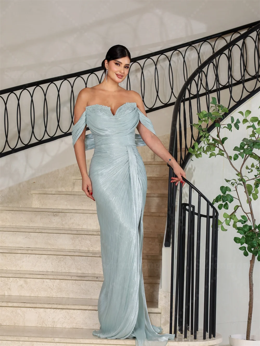 Abito da sera plissettato con tubino greco grazioso su misura con spalle scoperte che borda l'abito arabo saudita con spacco laterale sul retro e lunghezza del pavimento
