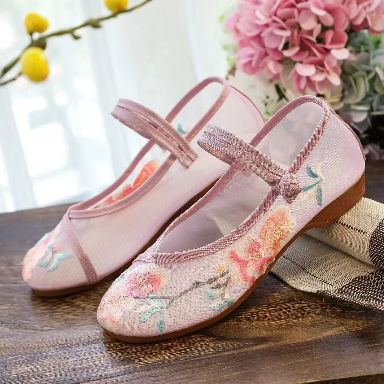 Woman's Ethnic Style Low Heel Mesh Embroidered Shoe Soft Sole Non Slip Round Toe Shallow Buckle Strap Mary Jane Shoe Hanfu Shoe