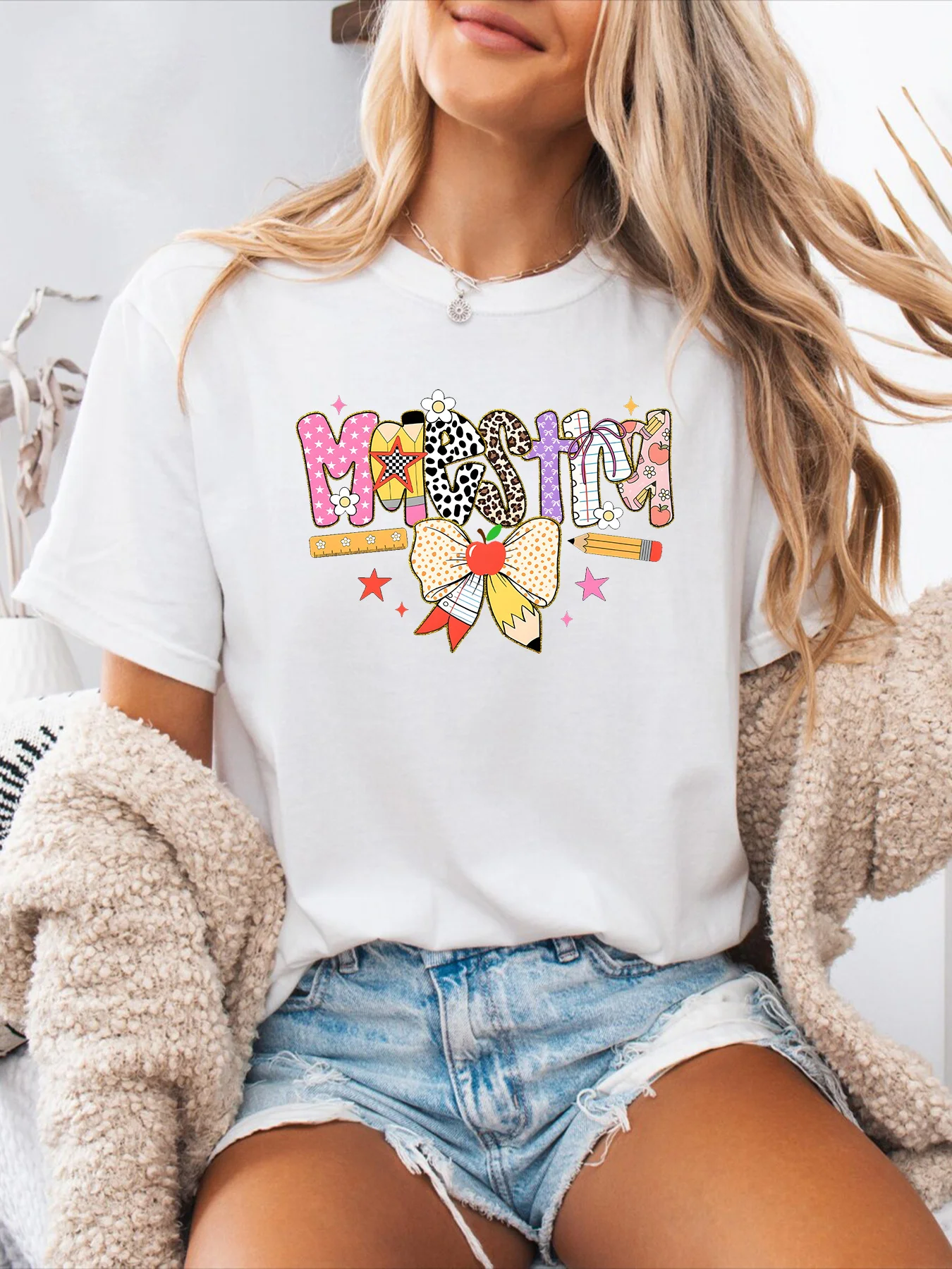 Women's Spanish Letter-Print T-Shirt – A top featuring Spanish phrases and lettering.
