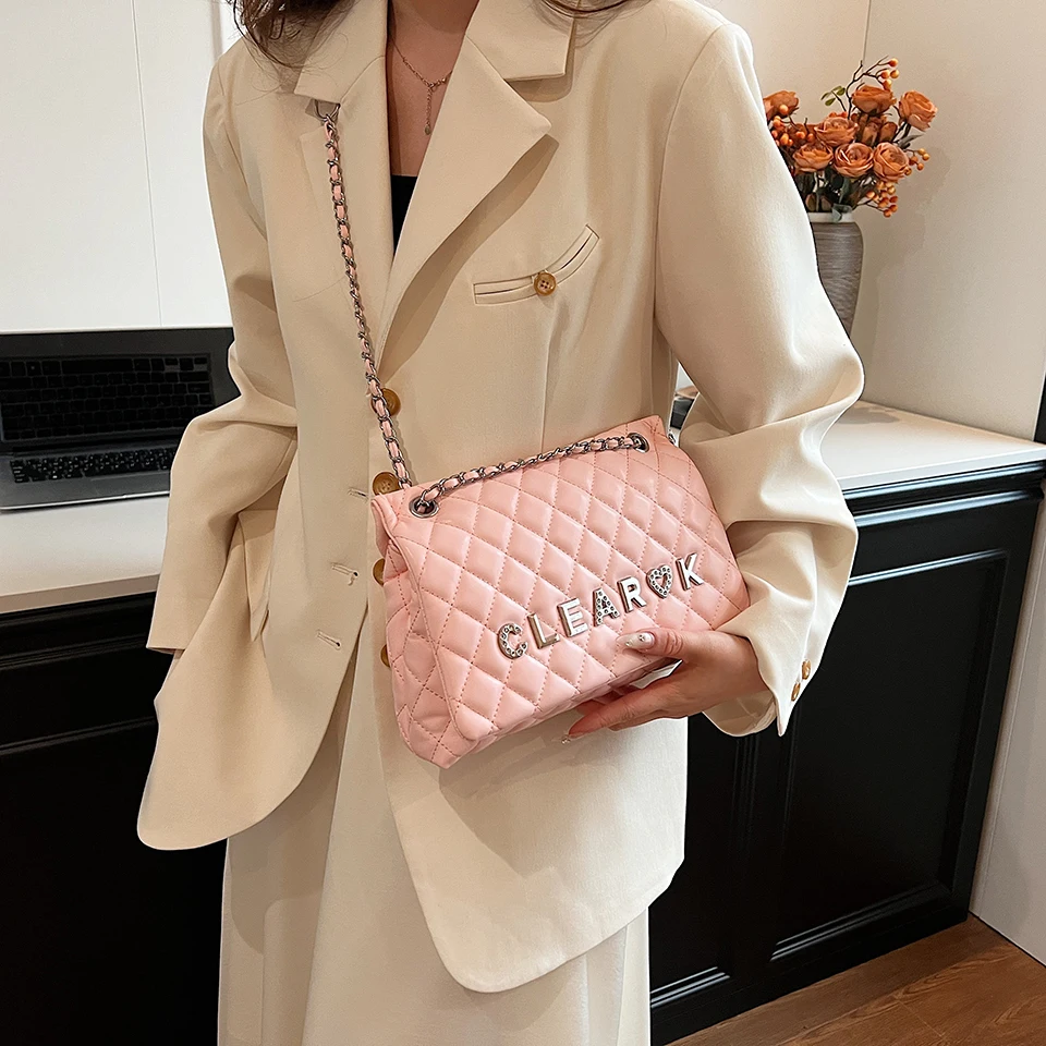 Fashion simple wind Ring-grid chain small square bag, the trend of soft fabrics to wear comfortable.