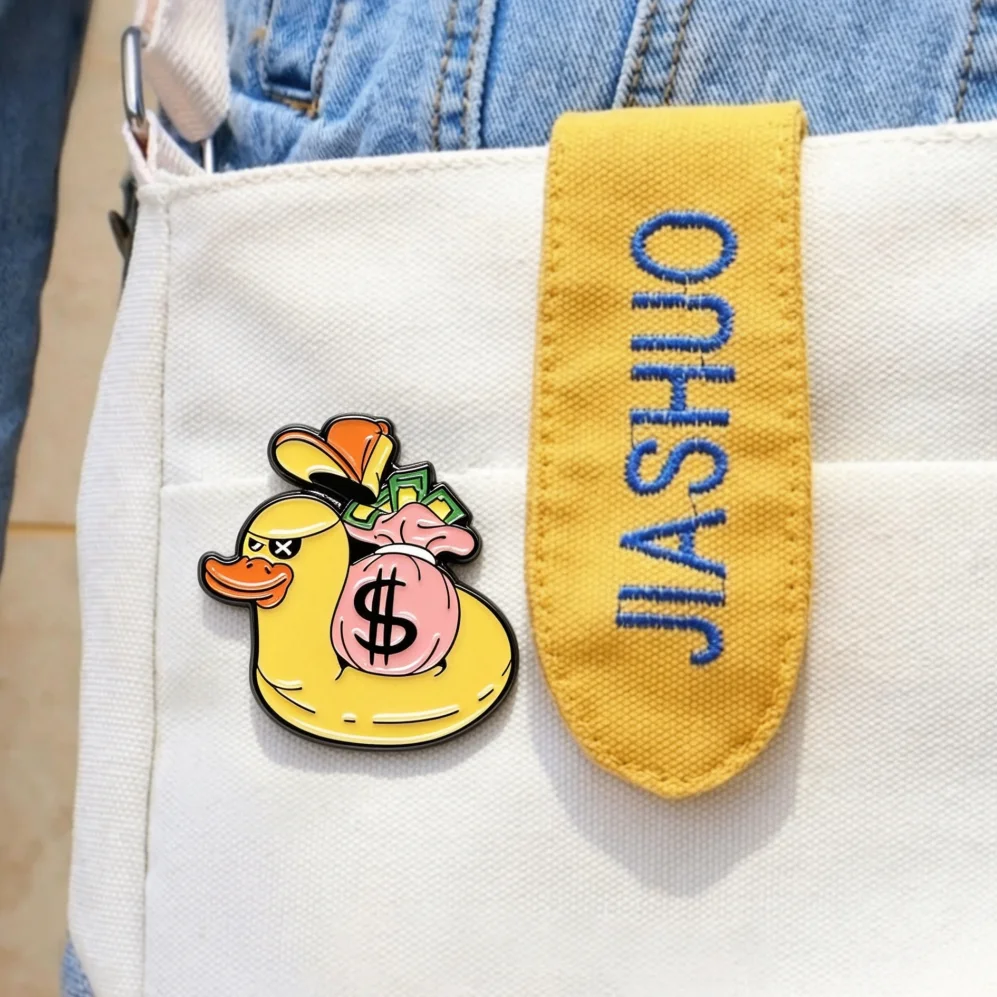 Money Bag Rich Duck Enamel Lapel Pin Hip Hop Cartoon Duck Streetwear Metal Badge Fashion Decor Ornament