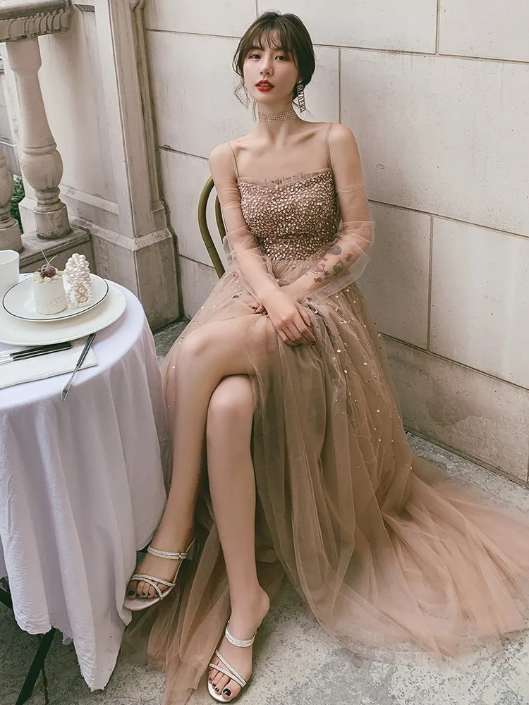 

A light luxury niche and elegant spaghetti-strap long dress for hosting banquets