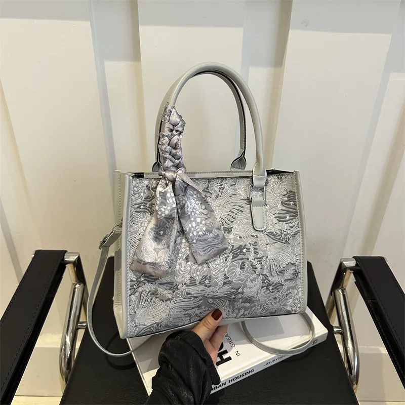 

New casual large-capacity fashionable simple embroidered tote shoulder small square bag