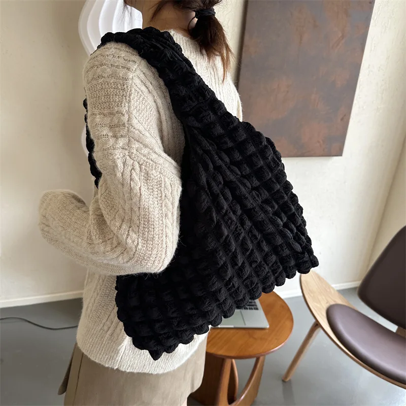 2024 New Cloud Bubble Wrinkle Feeling Commuting Shoulder Back Heart Bag Simple Handbag Large Capacity Messenger Bag