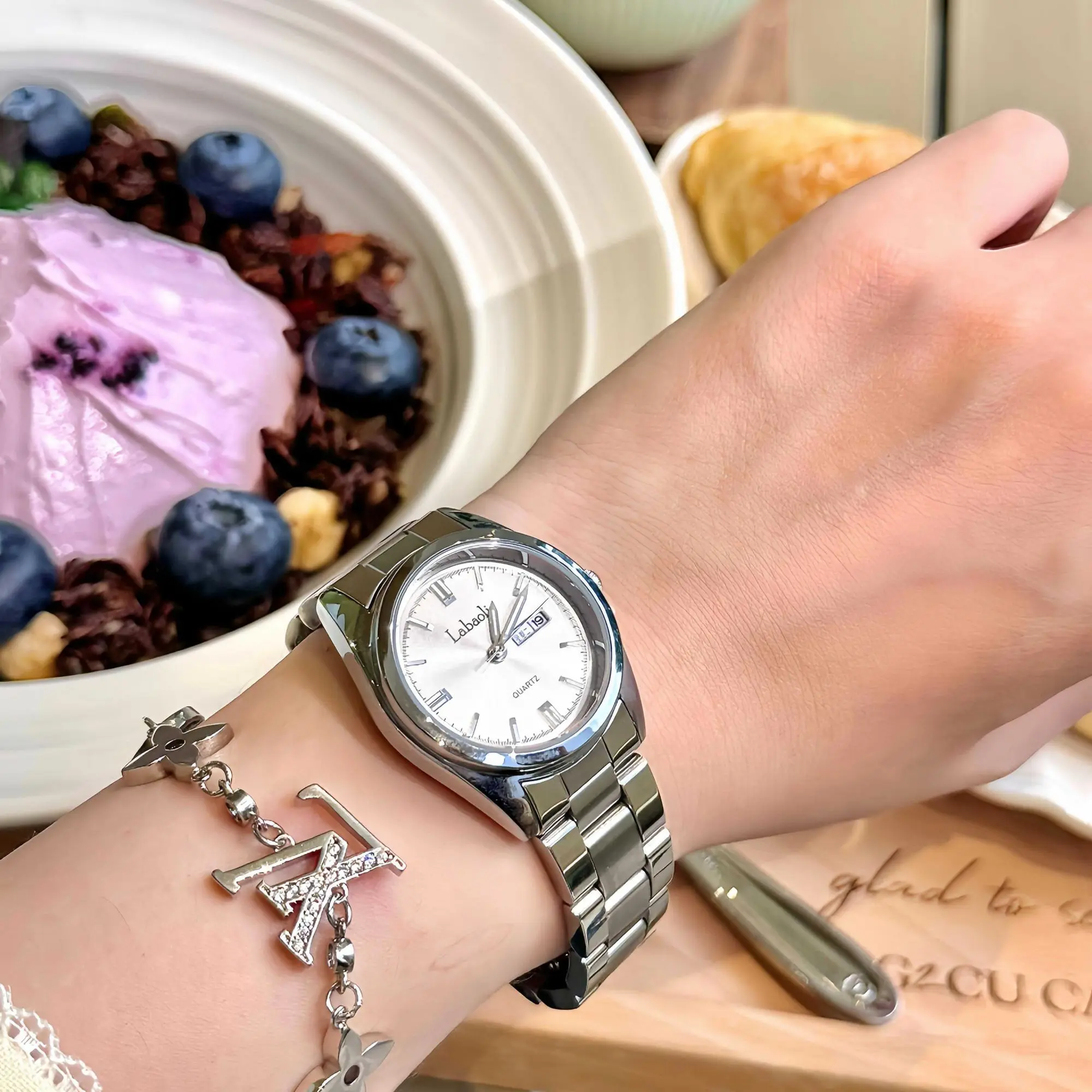 ساعة أنيقة للسيدات بنفس النمط ساعة تقويم مزدوجة خفيفة فاخرة بقرص صغير ومزاج بسيط للسيدات ساعة فاخرة عالية الجودة