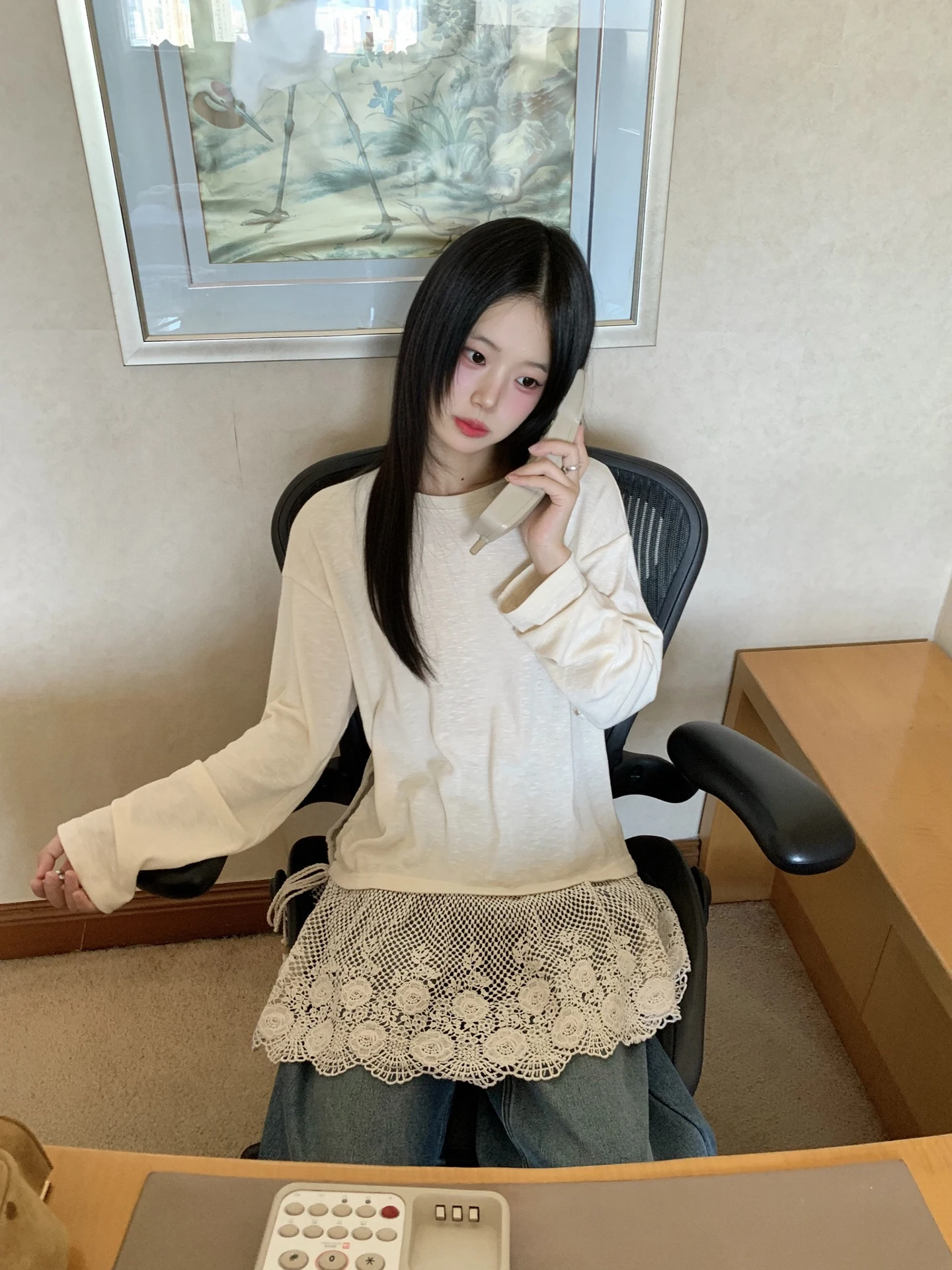 

Женская повседневная свободная футболка с кружевным подолом и вырезами, осенне-зимний топ с круглым вырезом, средней длины, из смесового полиэстера