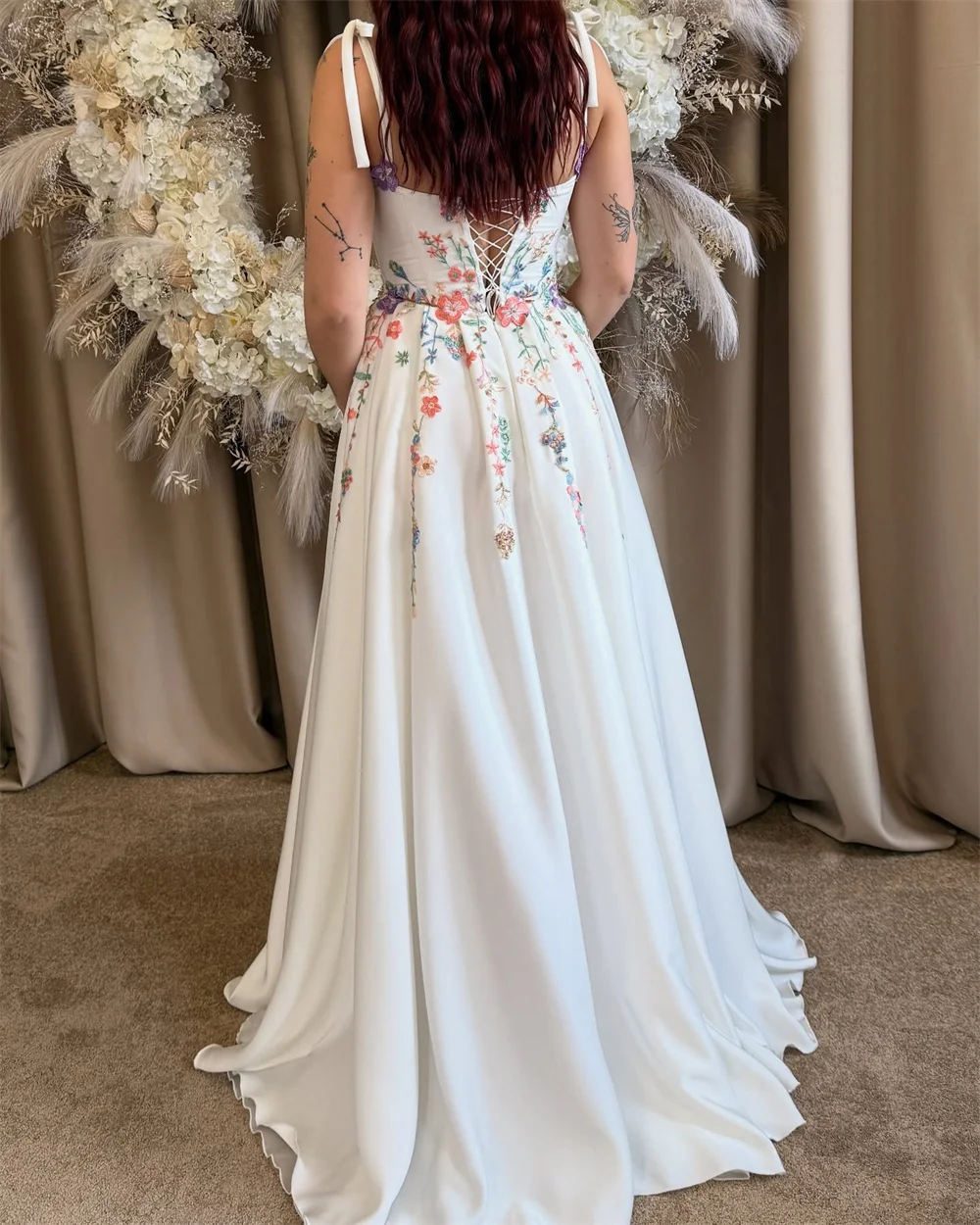 Kyoto Personalizzato Beige Fiori Colorati Ricamo Spaghetti Strap Abito da Sposa Sweep Train abiti da sposa Lace-Up Formale