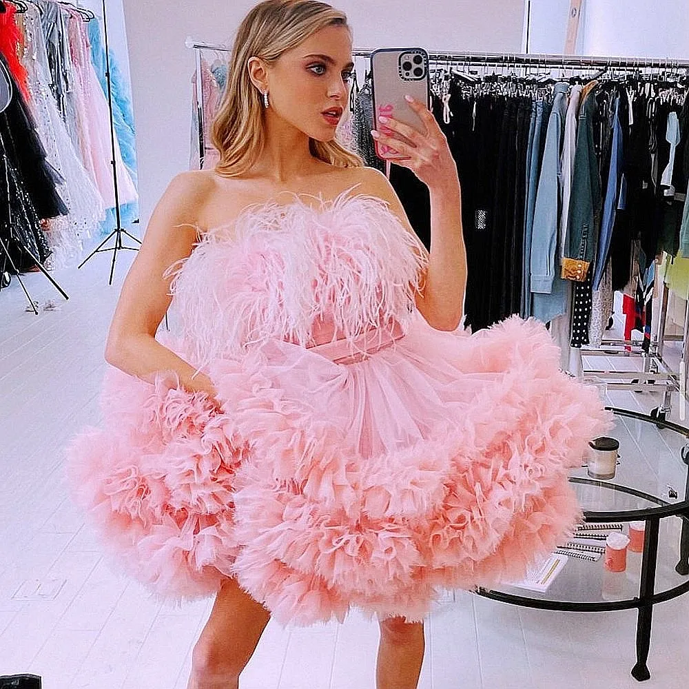 Abiti da ballo corti con piume rosa Abiti da ballo chic con volant a strati Abito da compleanno per ragazze e donne per foto Abiti da festa da ballo carini