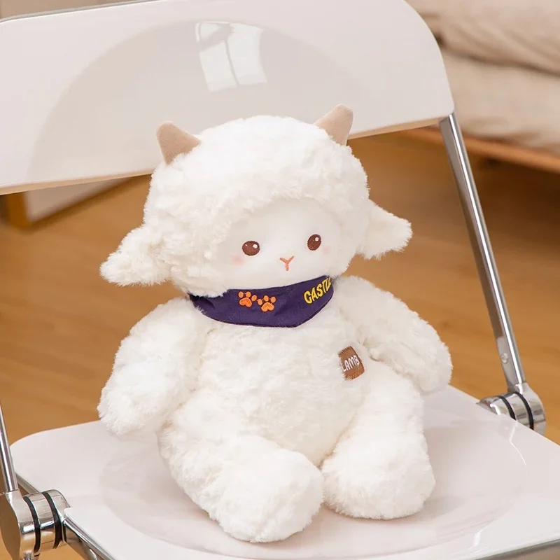 슈퍼 귀여운 만화 앉아있는 양 플러시 장난감 부드럽고 푹신한 아기 양 플러시 인형 스카프 착용 사랑스럽고 부드러운 달래기 인형 어린이용