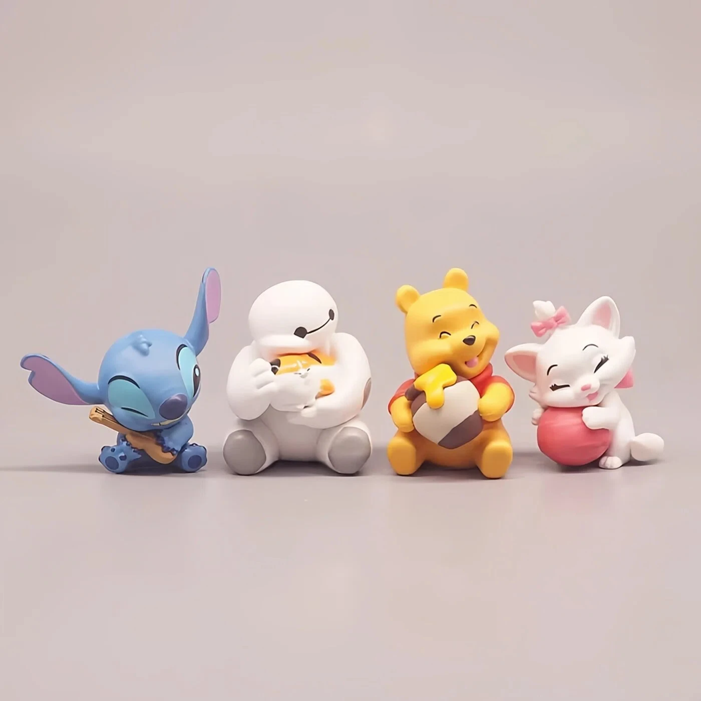 

Новые продукты на складе, популярные модные игрушки, милые медведи, большие белые кошки, обнимающие сидящую осанку, куклы, модели, украшения, подарок на день рождения