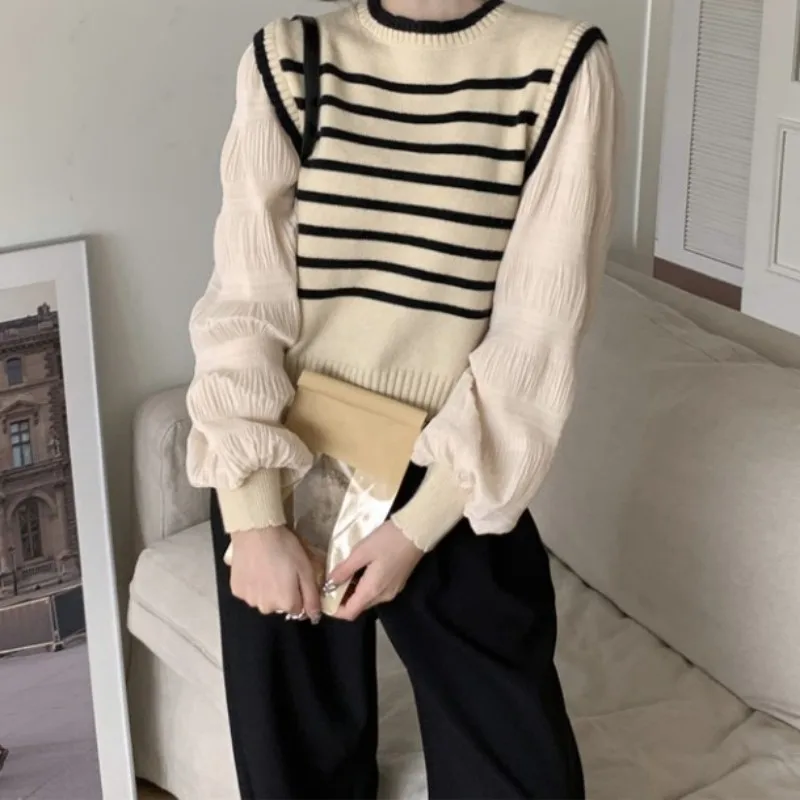 

2024 Fake Two Striped Waistcoat Patchwork Knit Sweater Women's Early Spring Design Sense with A Base Shirt Puffy Sleeve Top L378