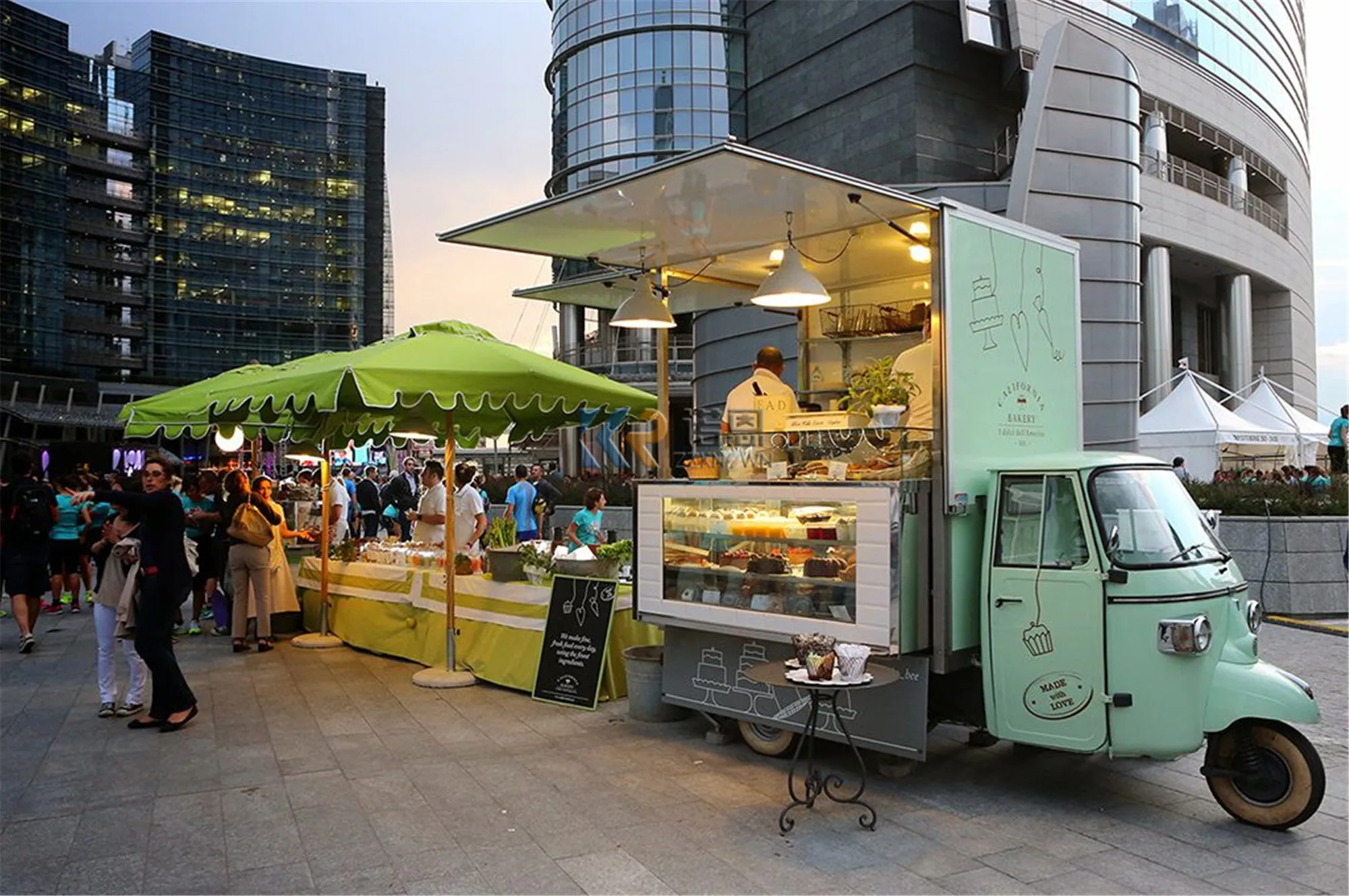 Usa Electric Food Truck with Full Kitchen Adult Tricycle Motorcycle Piaggio Ape 3 Wheeler Mobile Food Cart Ice Cream Coffee Bar