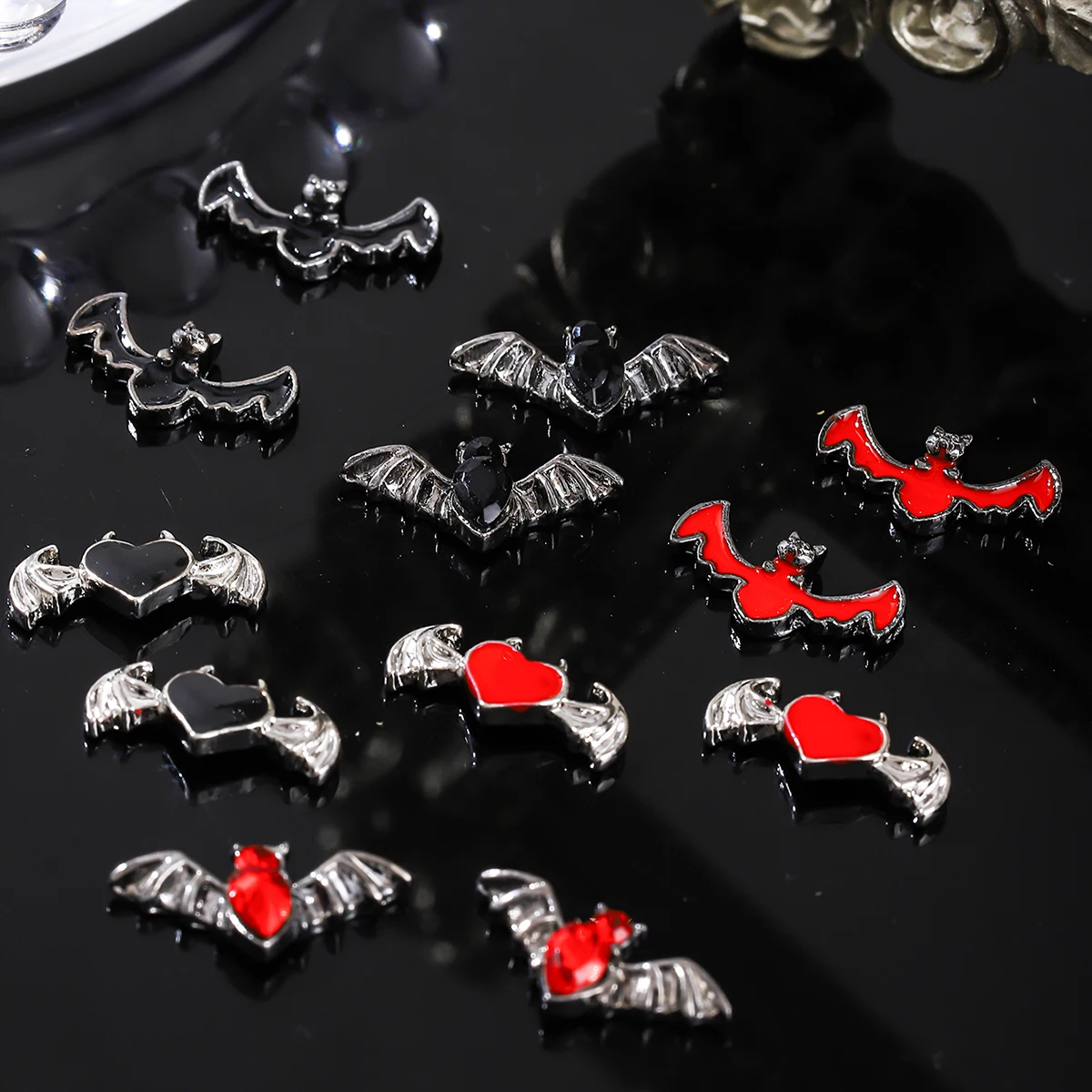 30szt Czarno-czerwone ciemne nietoperze retro mały diabeł miłość zdobienie paznokci dekoracja y2k metalowy styl Halloween DIY zdobienie paznokci dekoracje